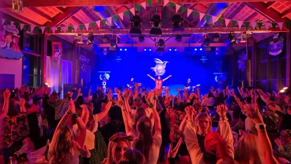 Volle Halle in Blau — Schabau Konzert